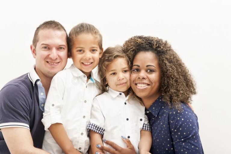 familia brasileira feliz com criancas pequenas