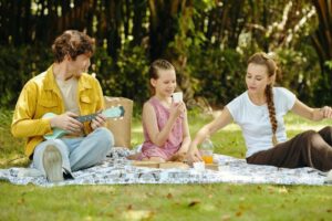 familia descansando em parque no domingo