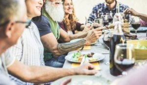 familia feliz aproveitando domingo ao ar livre