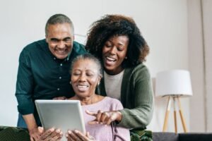 familia feliz reunida representando dependentes fiscais