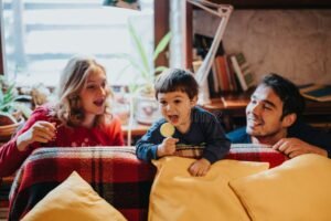 familia reunida em ambiente domestico feliz