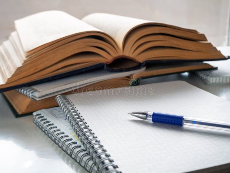 Como Fazer um Trabalho na Norma ABNT Passo a Passo 4 folhas de caderno caneta e livro aberto
