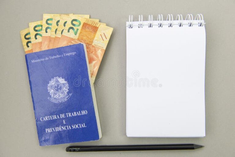 A Insalubridade É Calculada Sobre o Salário Mínimo ou Outro Valor 7 foto de carteira de trabalho com dinheiro ao lado