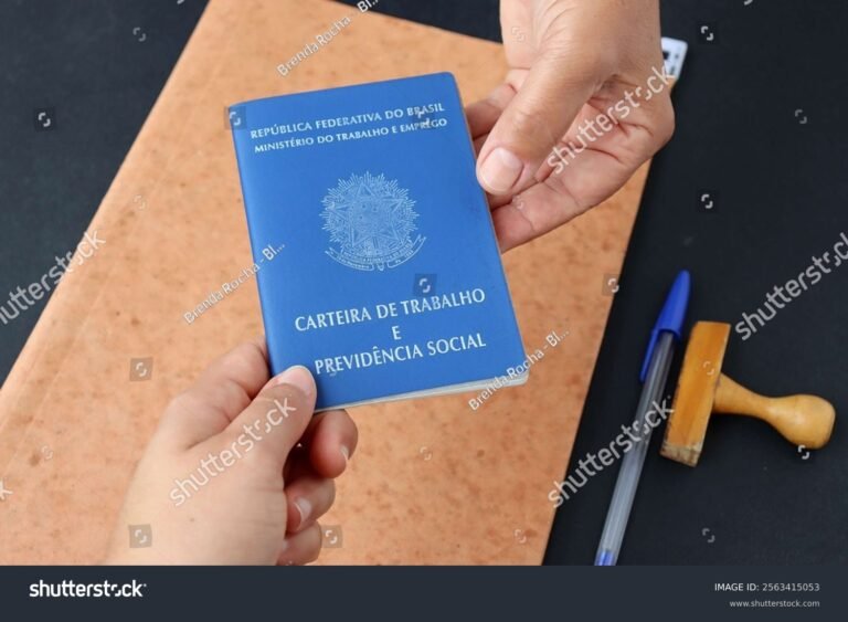 funcionario assinando documento com carimbo inss