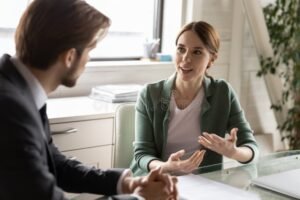 funcionario conversando com empregador no escritorio