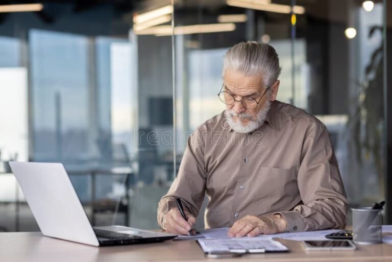 funcionario de escritorio analisando documentos trabalhistas