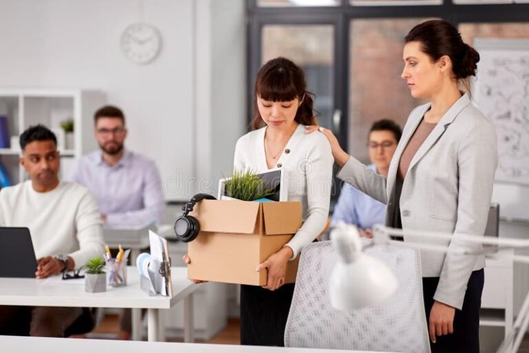 funcionario despedido saindo do escritorio triste