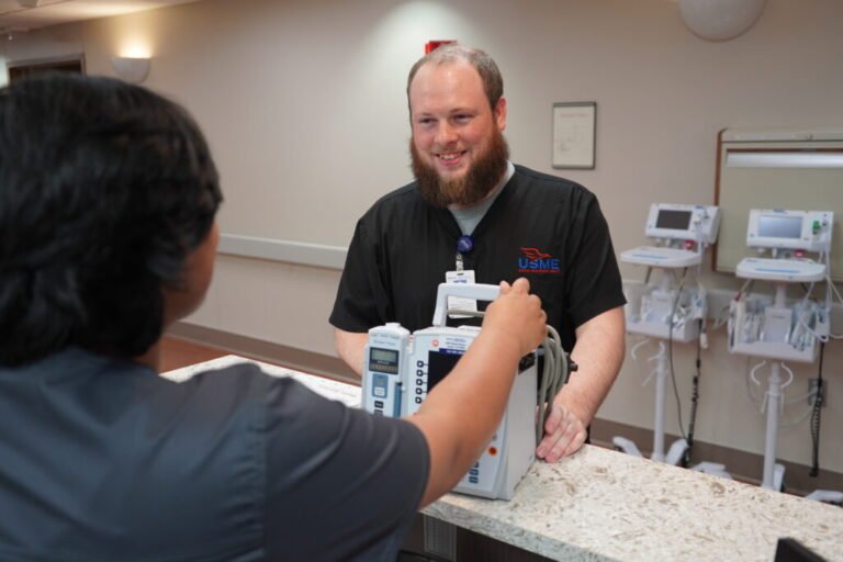 Quantos dias de atestado o funcionário pode apresentar para a empresa 2 funcionario entregando atestado medico no trabalho 1