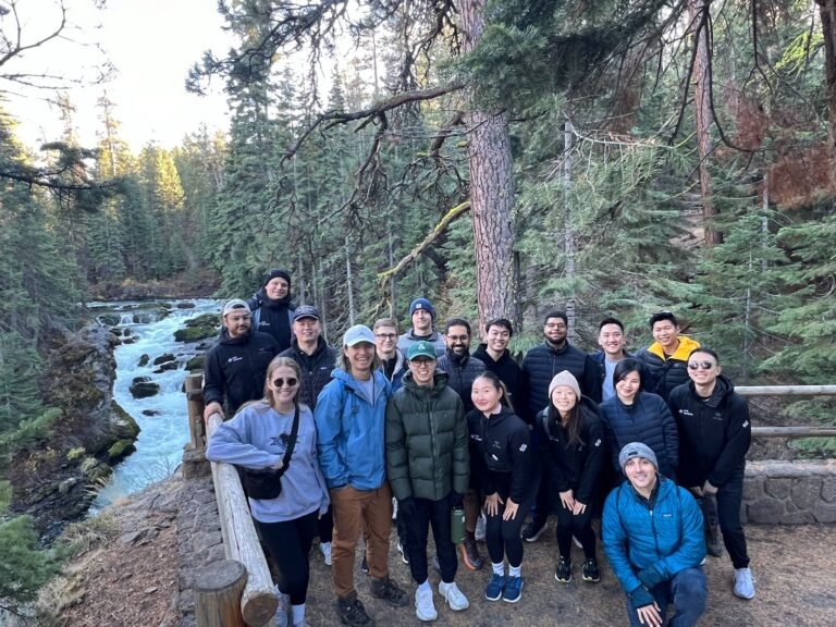 funcionario feliz planejando ferias ao ar livre