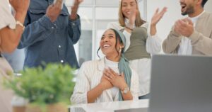 funcionario feliz recebendo apoio da equipe