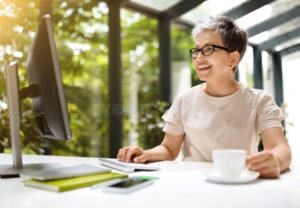 funcionario feliz trabalhando domingo com sol