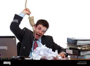 funcionario isolado e estressado no escritorio