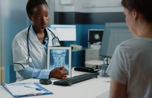 funcionario recebendo apoio medico e trabalhista