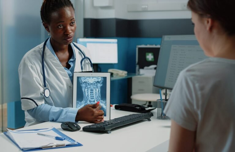 Quais os Direitos de um Funcionário Afastado por Doença ou Acidente 2 funcionario recebendo apoio medico e trabalhista