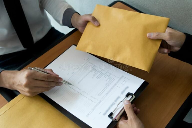 funcionario recebendo dinheiro da empresa