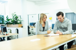 funcionario recebendo uma advertencia formal no trabalho