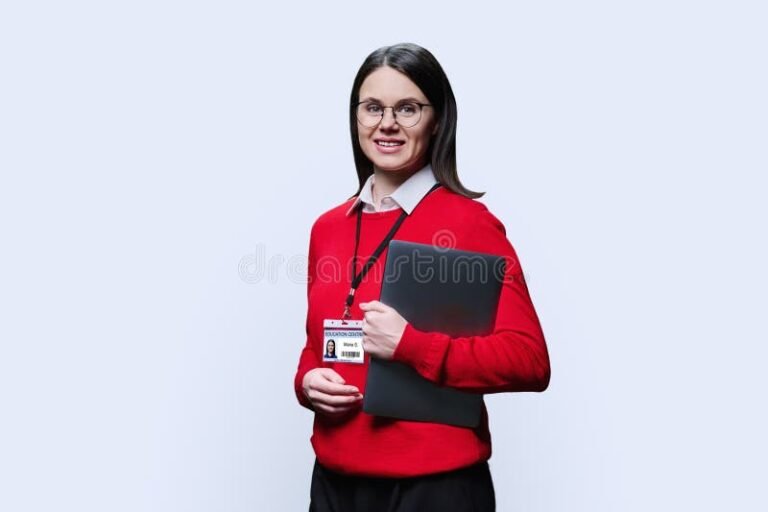 funcionario segurando carteira de trabalho sorridente