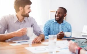 funcionario tomando cafe em ambiente de trabalho