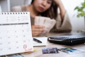 funcionario triste olhando para calendario vazio