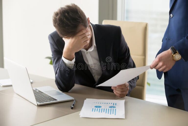 funcionario triste recebendo aviso de demissao
