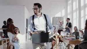 funcionarios felizes saindo do escritorio juntos