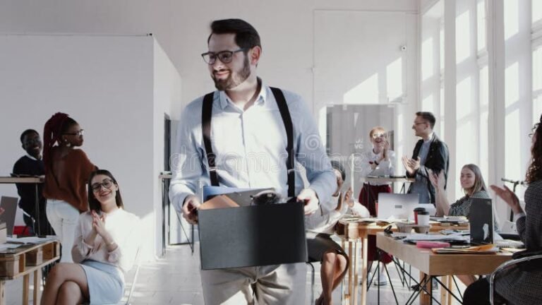 funcionarios felizes saindo do escritorio juntos