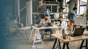 funcionarios trabalhando em escritorio moderno no sabado