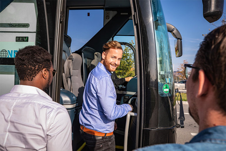 Como Funciona o Vale Transporte nas Empresas e Quem Tem Direito 3 funcionarios utilizando transporte publico para o trabalho