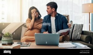 gravida preocupada olhando documentos em casa