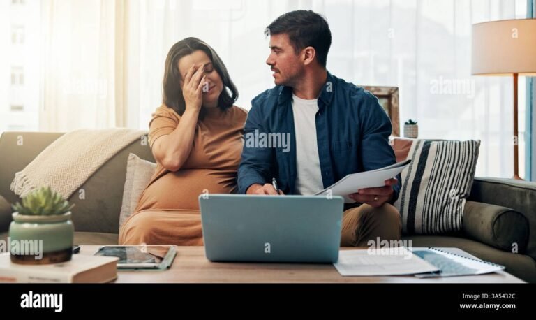 gravida preocupada olhando documentos em casa