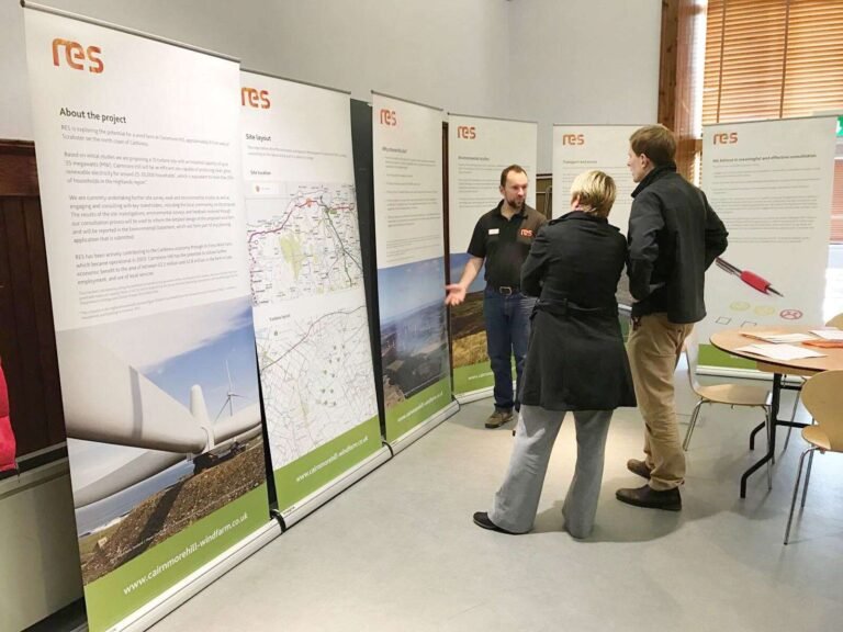 homem consultando painel de vagas publicas