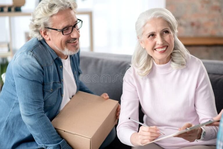 Aposentado Afastado Por Doença Pode Continuar Recebendo Salário 8 idoso feliz recebendo correspondencia em casa