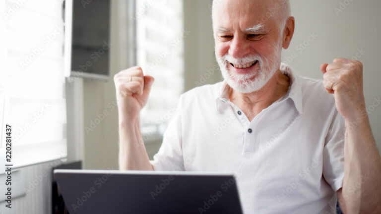idoso feliz recebendo documento de aposentadoria