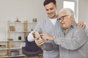 idoso sorrindo com cuidador amigavel