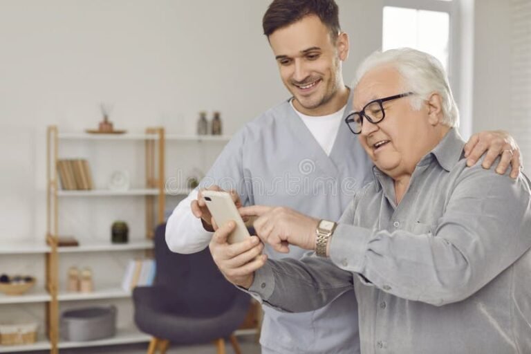 idoso sorrindo com cuidador amigavel