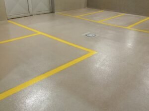 imagem de piso industrial com demarcacao colorida