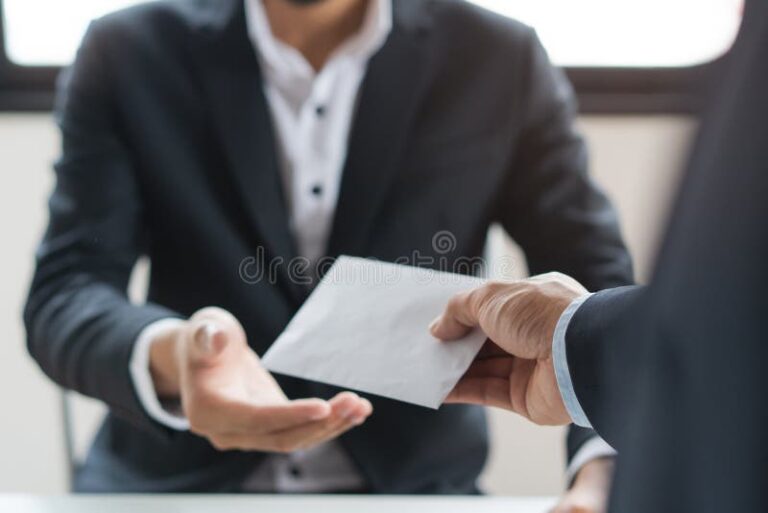 imagem de trabalhador recebendo documento e dinheiro