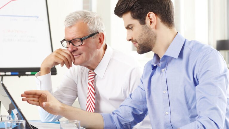 jovem aprendendo com mentor no ambiente de trabalho