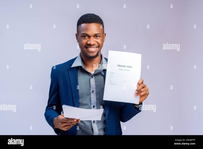 Com Quantos Anos Posso Ser Um Jovem Aprendiz 2 jovem feliz com carteira de trabalho