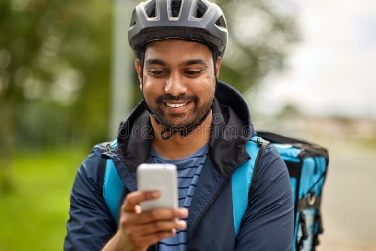 jovem feliz com mochila e capacete