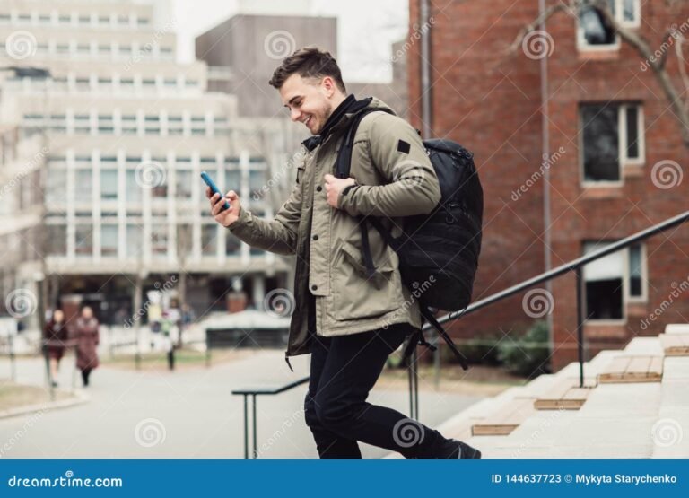 jovem feliz com mochila na cidade