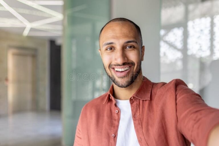 jovem feliz em ambiente de escritorio moderno