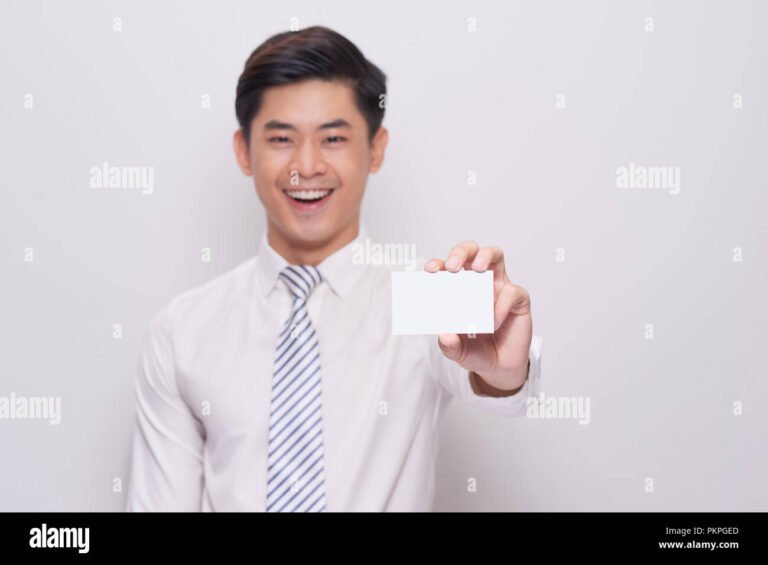 jovem feliz segurando carteira de trabalho