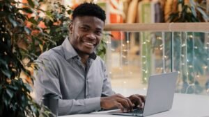 jovem feliz usando computador para inscricao online 1