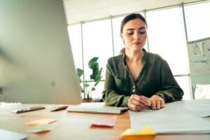 jovem profissional cumprindo tarefas no escritorio