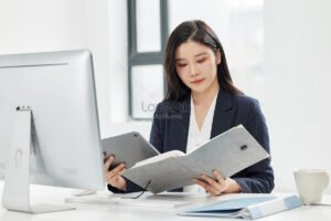 jovem profissional olhando documentos no escritorio