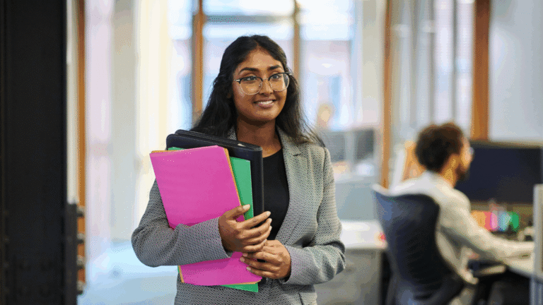 jovem profissional sorridente em ambiente de trabalho