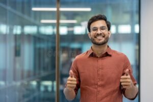 jovem profissional sorrindo em ambiente corporativo