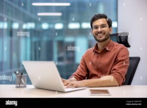 jovem profissional trabalhando com computador no escritorio