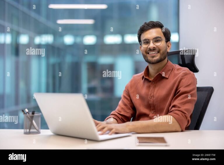 Estagiário Pode Trabalhar No Feriado Segundo a Legislação 2 jovem profissional trabalhando com computador no escritorio